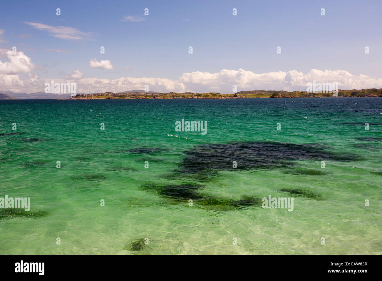 L'aigue-marine mer sur la côte nord d'Iona, off Mull, Ecosse, Royaume-Uni. Banque D'Images
