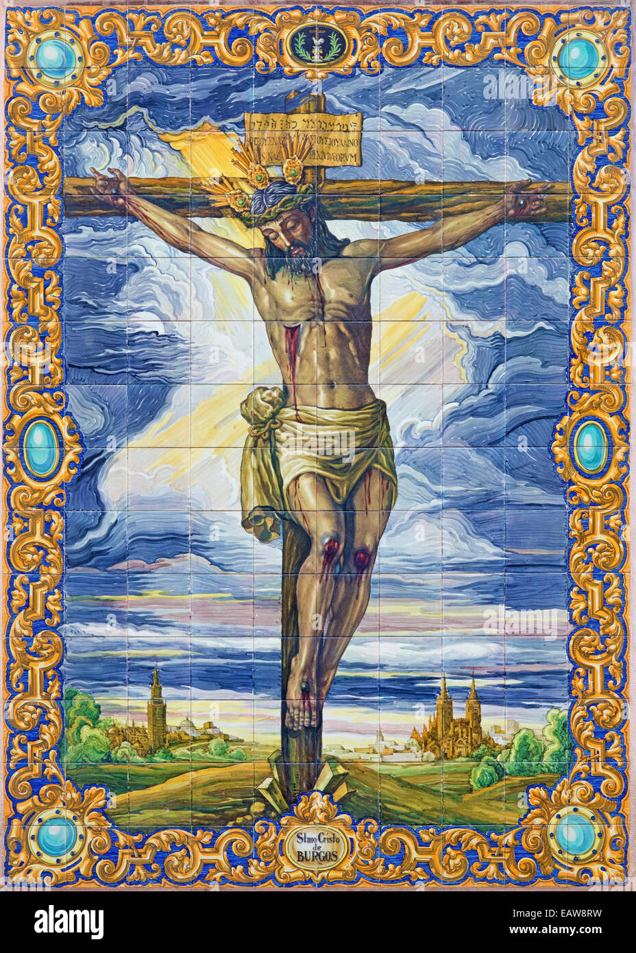 Séville - La Crucifixion en céramique par Ramos Resano sur la façade de l'église Iglesia de San Pedro par A. Kierman Banque D'Images