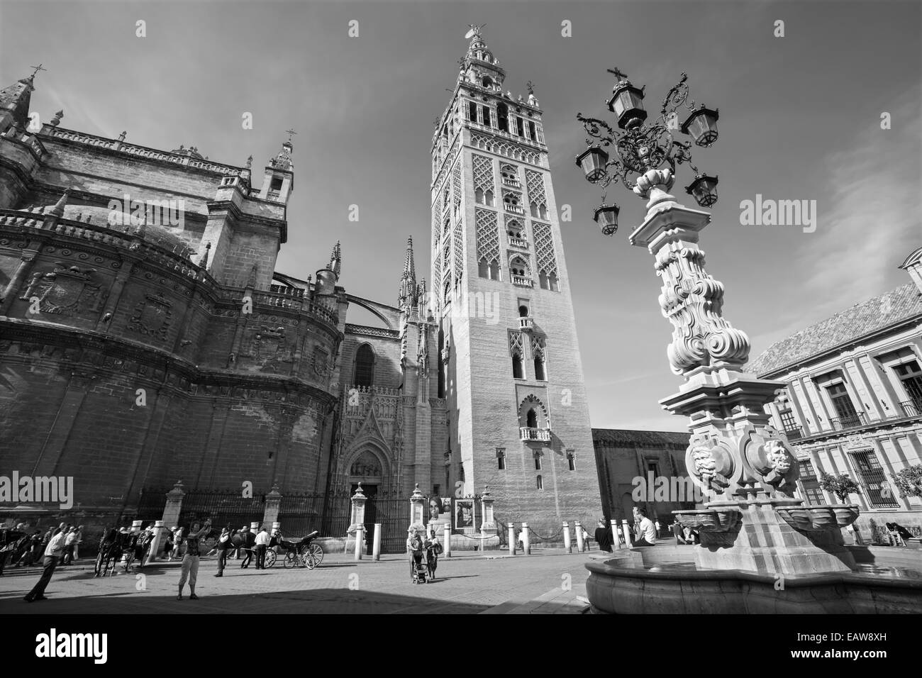 Séville, ESPAGNE - 28 octobre 2014 : la cathédrale de Santa Maria de la Sede de la Giralda de Plaze del Triumfo. Banque D'Images