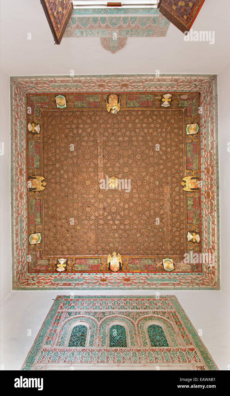 Séville, ESPAGNE - 28 octobre 2014 : Le plafond mudéjar à Alcazar de Séville. Banque D'Images