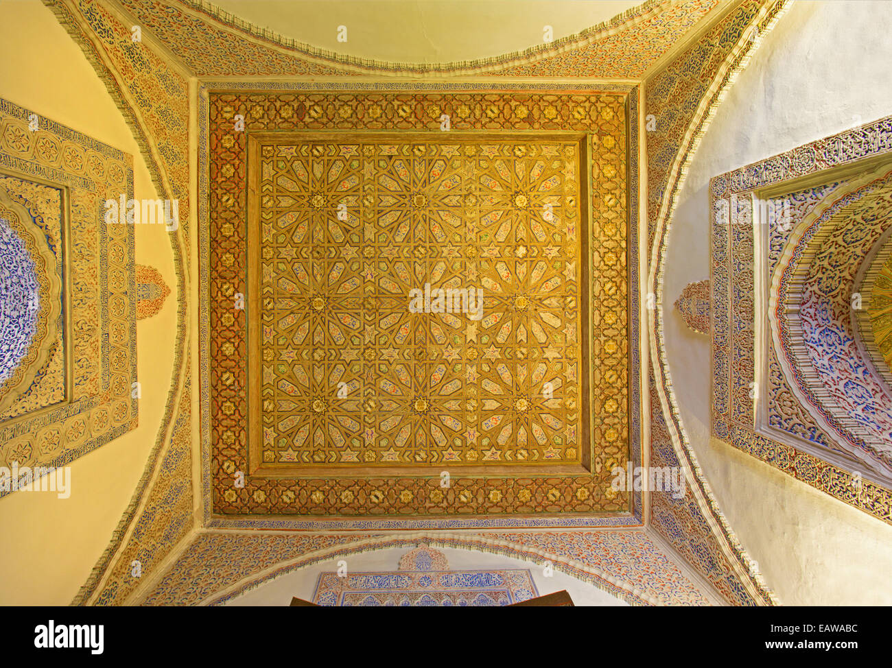 Séville, ESPAGNE - 28 octobre 2014 : Le plafond mudéjar à Alcazar de Séville. Banque D'Images