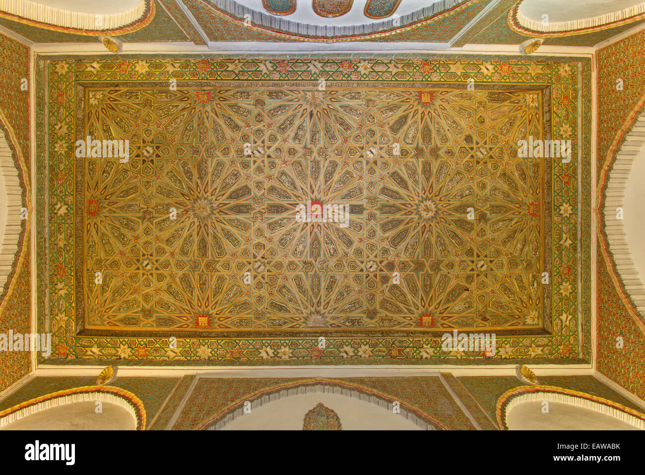 Séville, ESPAGNE - 28 octobre 2014 : Le plafond mudéjar à Alcazar de Séville. Banque D'Images