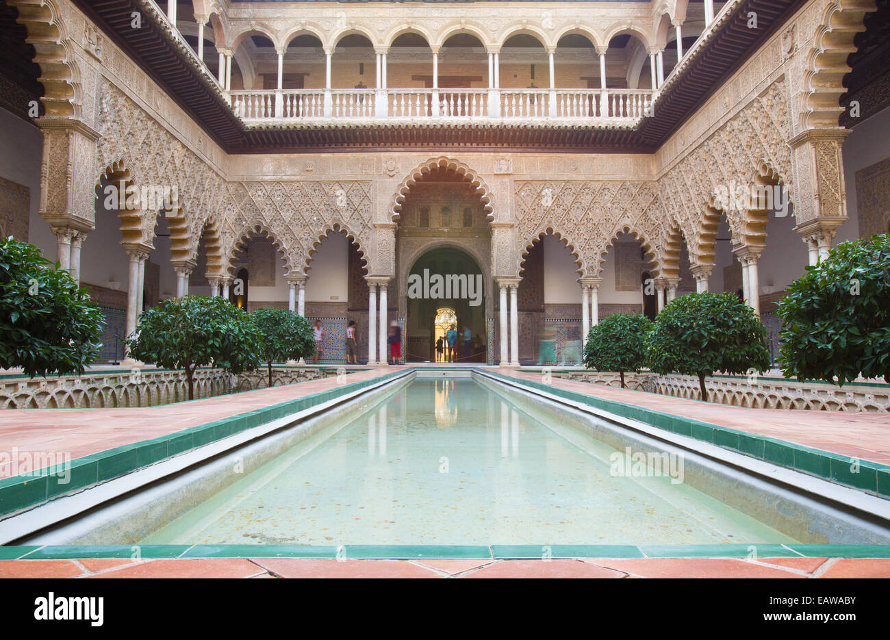 Séville, ESPAGNE - 28 octobre 2014 : la la Cour de l'Alcazar de Séville à Maidens. Banque D'Images