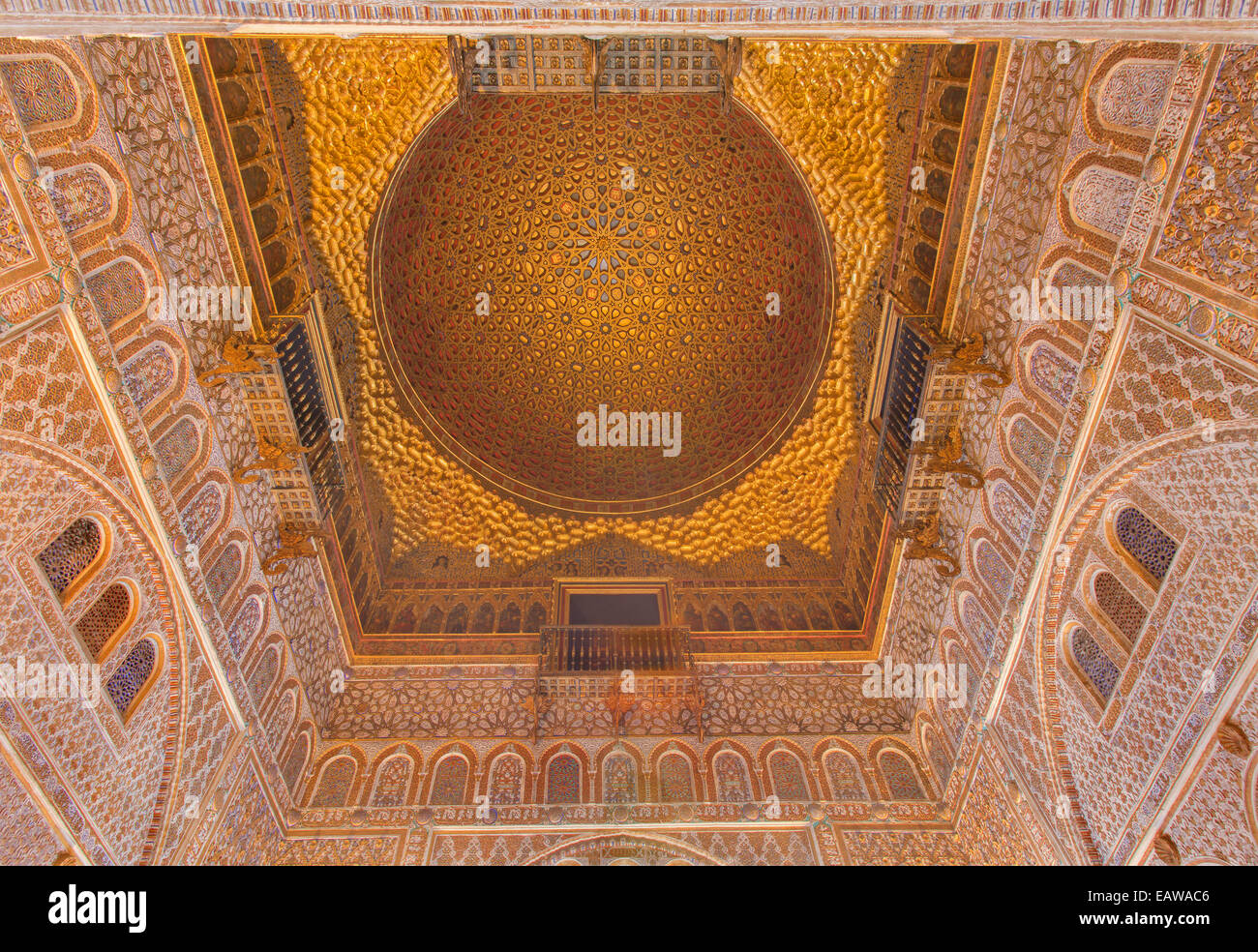 Séville, ESPAGNE - 28 octobre 2014 : La coupole de la salle des ambassadeurs à l'Alcazar de Séville. Banque D'Images