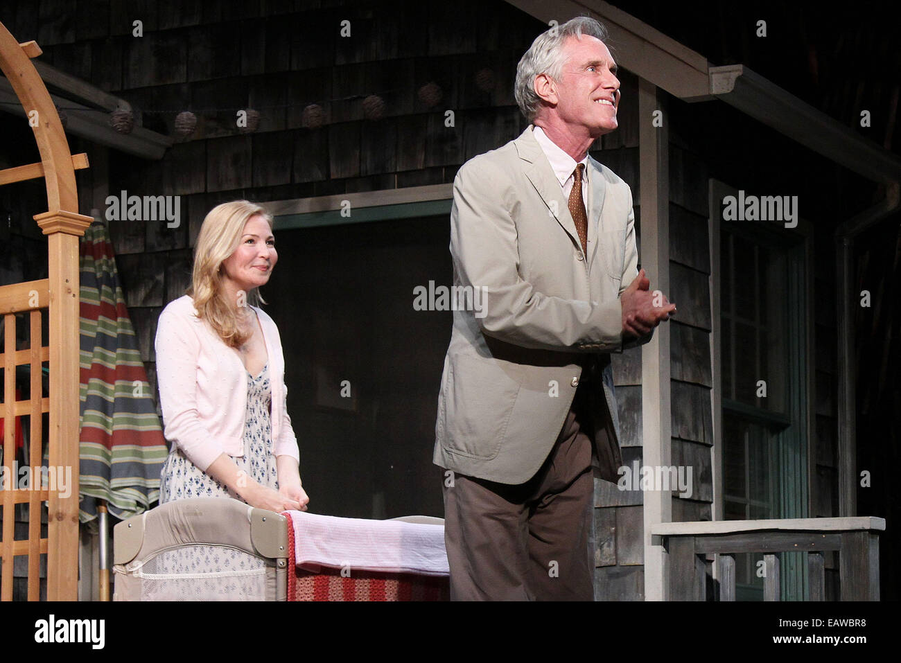 Rideau de nuit Ouverture appel à trop de soleil au vignoble du théâtre. Avec : Jennifer Westfeldt,Richard Bekins Où : New York, New York, United States Quand : 19 mai 2014 Banque D'Images