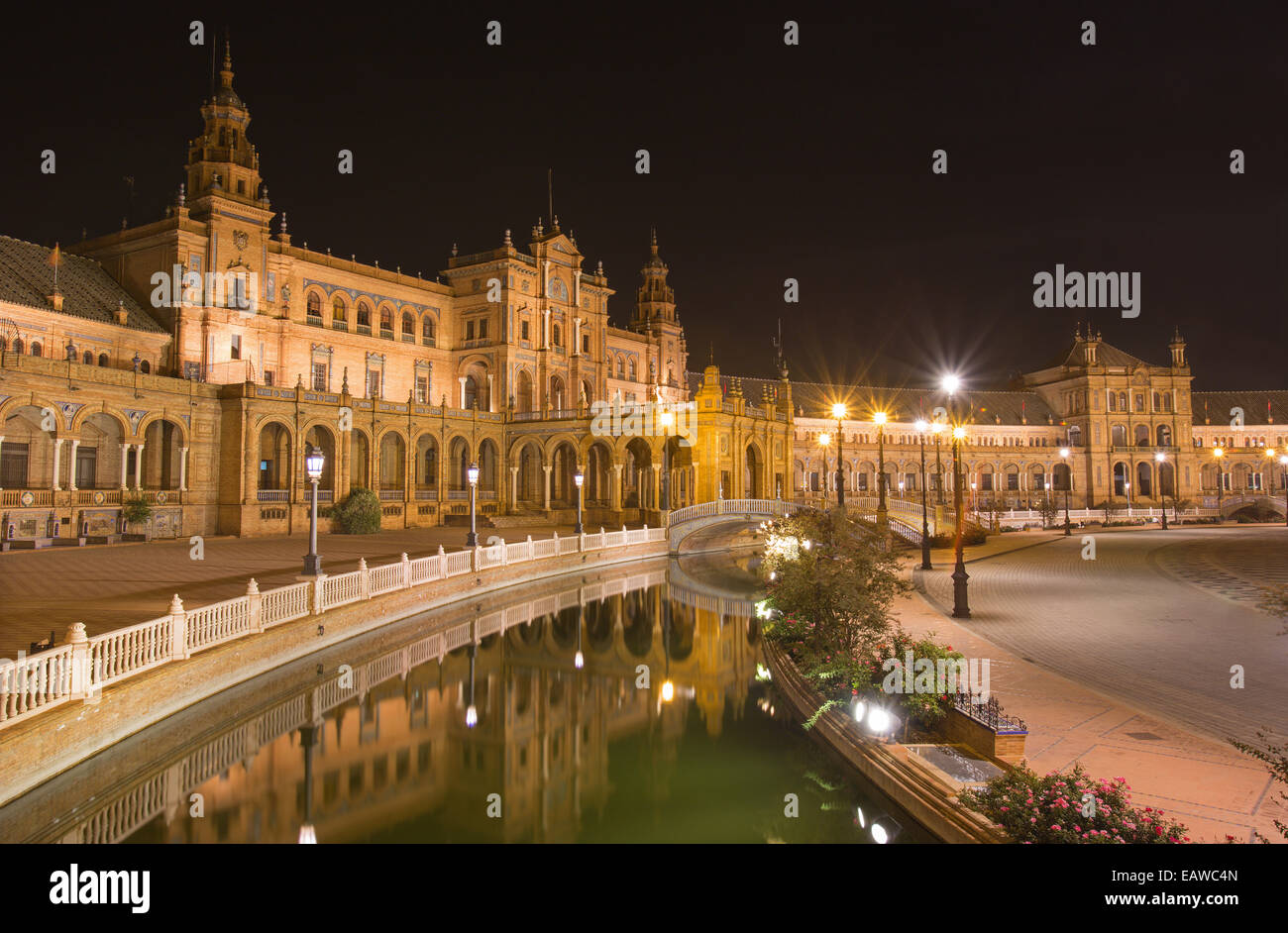 Séville - Plaza de España square conçu par Ani-bal Gonzalez (1920) dans un style Art déco et Neo-Mudejar la nuit. Banque D'Images