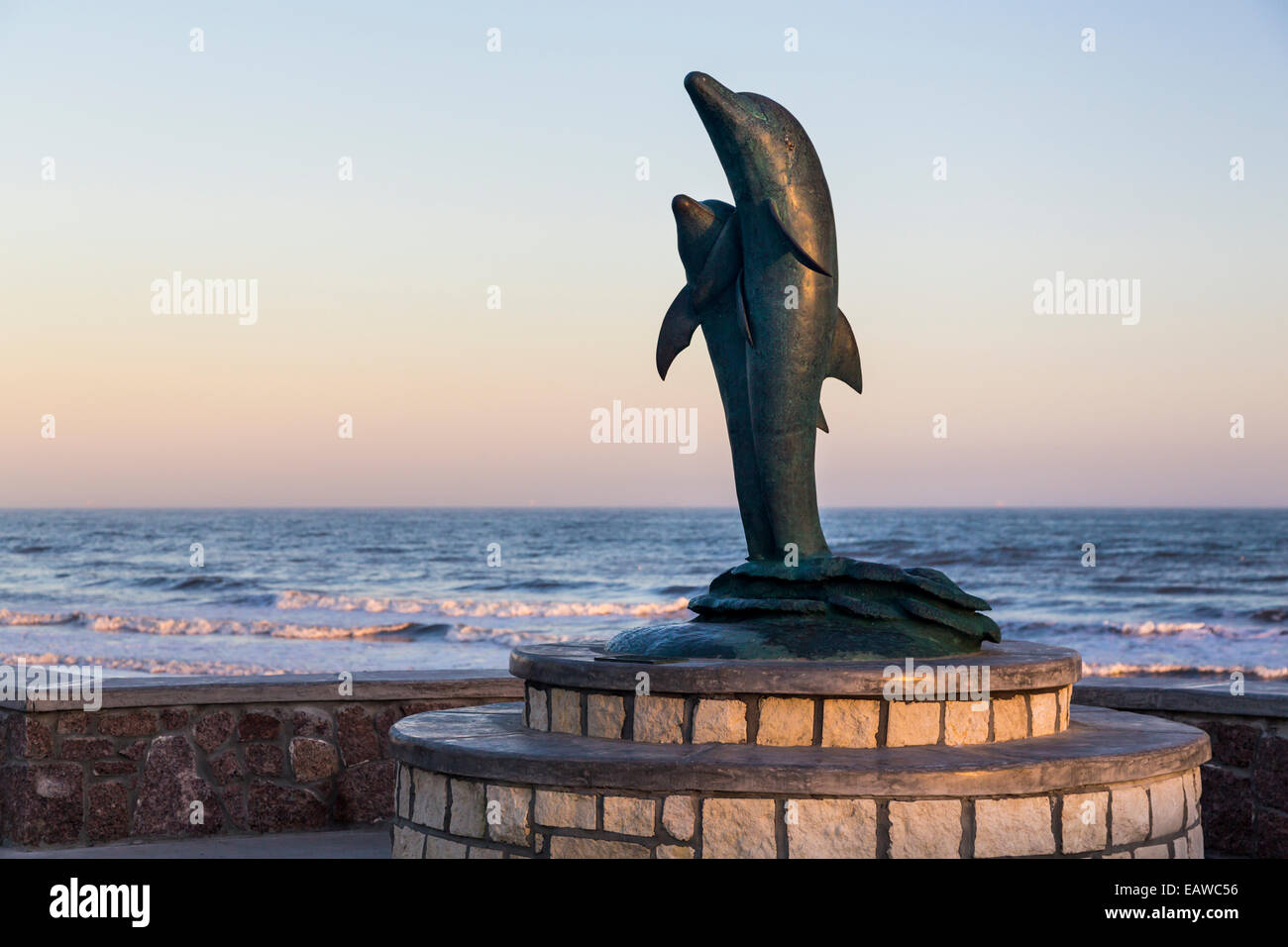 Un dauphin sculpture sur le mur de la mer sur le golfe du Mexique de Galveston, Texas, États-Unis. Banque D'Images