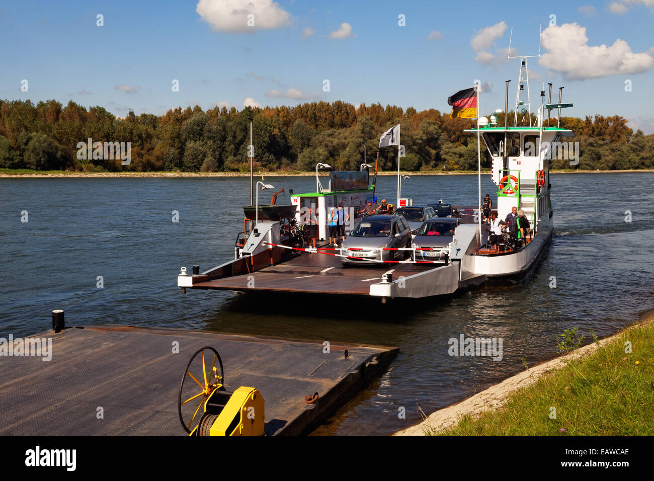 Ferry sur le Rhin près de Karlsruhe, Bade-Wurtemberg, Allemagne Banque D'Images