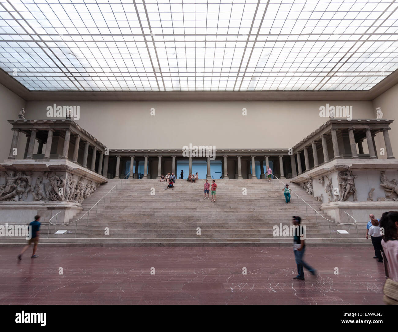 Les visiteurs du musée de Pergame à Berlin dans le grand hall avec le fameux autel de Pergame. Banque D'Images