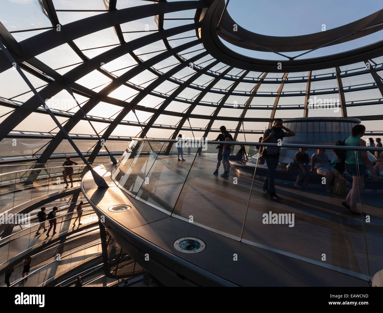 Les visiteurs se rassemblent sous le dôme de verre au-dessus de Berlin Reichstag, la chambre du parlement allemand. Banque D'Images