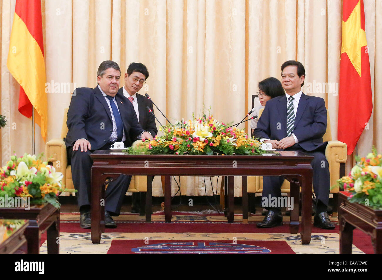 Ho Chi Minh Ville, Vietnam. 21 Nov, 2014. Le ministre allemand des affaires économiques et de l'Énergie, Sigmar Gabriel (SPD), L, Premier Ministre du Vietnam Nguyen Tan Dung (R) et leurs interprètes rencontrez pour des entretiens bilatéraux à Ho Chi Minh Ville, Vietnam, 21 novembre 2014. Gabriel visite au Vietnam accompagné d'une délégation économique jusqu'au 22 novembre 2014. Photo : Bodo Marks/dpa/Alamy Live News Banque D'Images