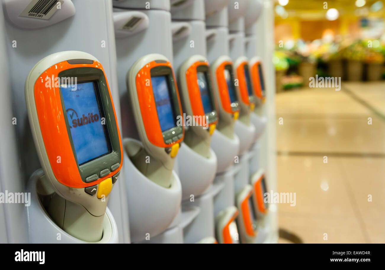 Subito poche self-scanning dans un supermarché Migros à Zurich, Suisse. Banque D'Images