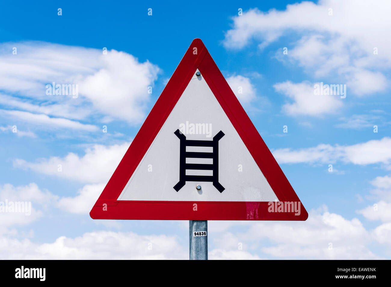 Un signe d'avertissement du danger d'un prochain passage à niveau. Banque D'Images