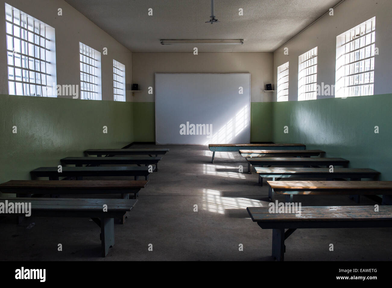 Bancs d'étudiants dans une salle de classe où les détenus ont appris des leçons. Banque D'Images
