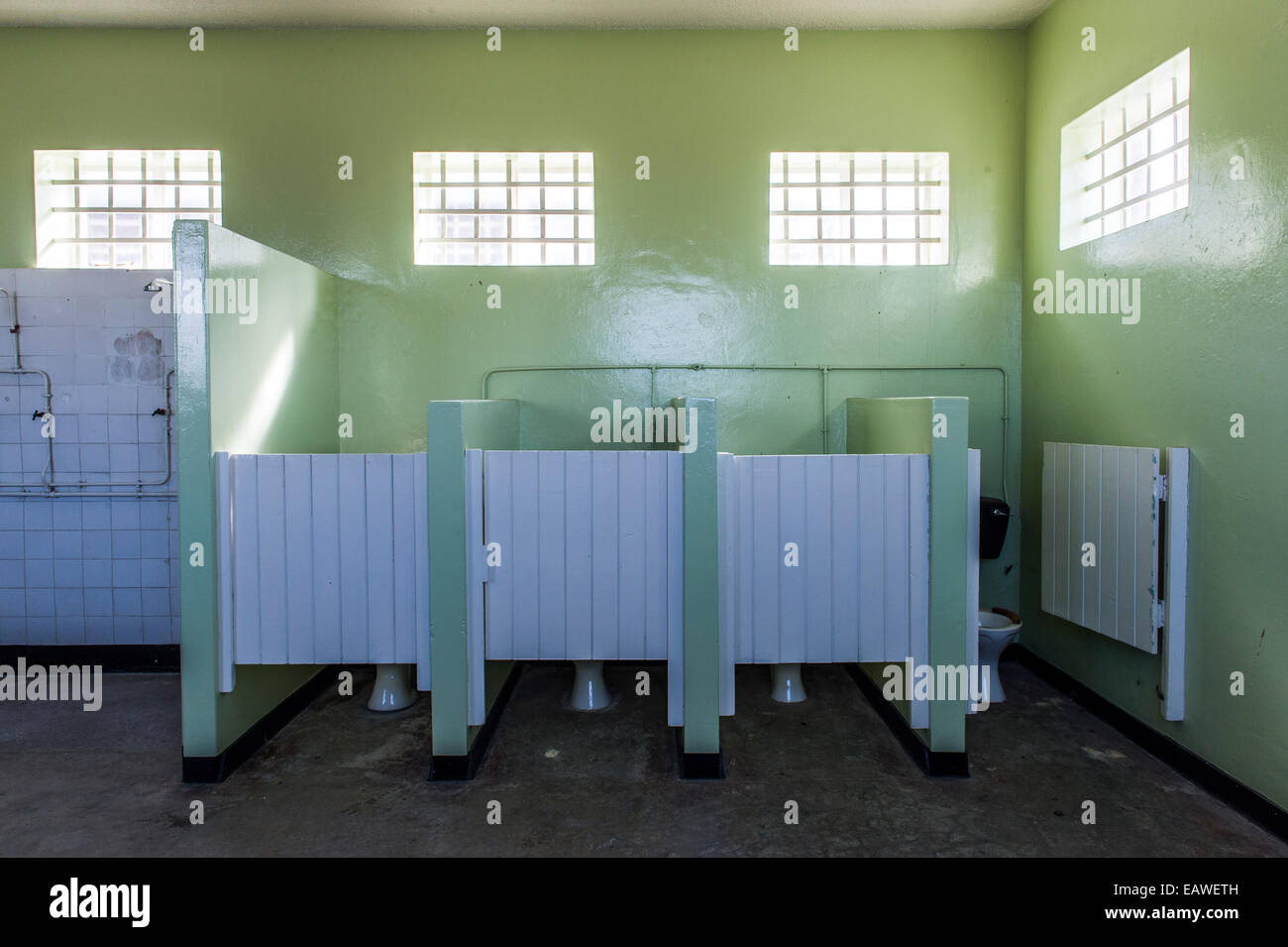 Cabines de toilettes des hommes dans une salle de la prison de Robben Island. Banque D'Images