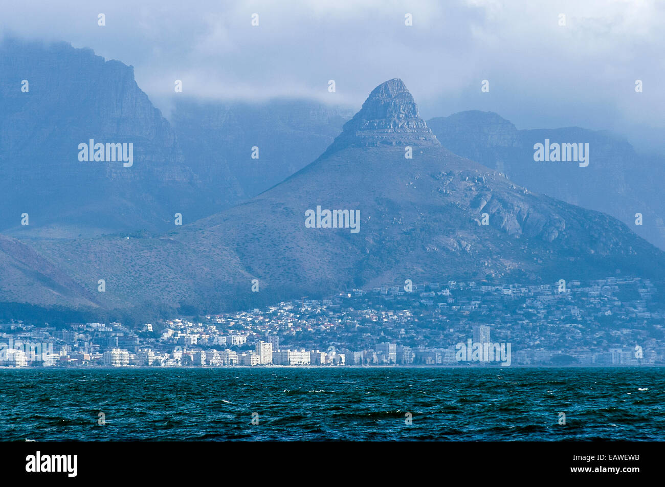 La ville et la banlieue de Cape Town à travers la Table Bay sea canal. Banque D'Images