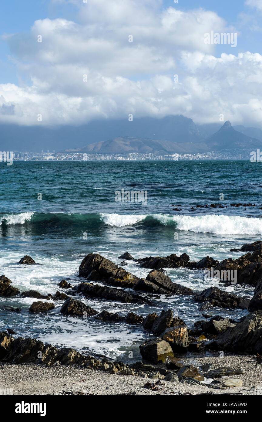 La ville et la banlieue de Cape Town à travers la Table Bay sea canal. Banque D'Images