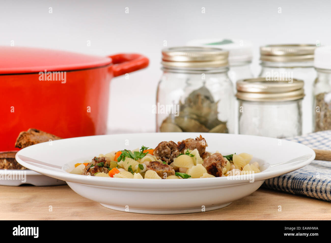 Dîner copieux de saucisse italienne, le haricot blanc et des pâtes faites maison avec shell soupe seigle grillé Banque D'Images