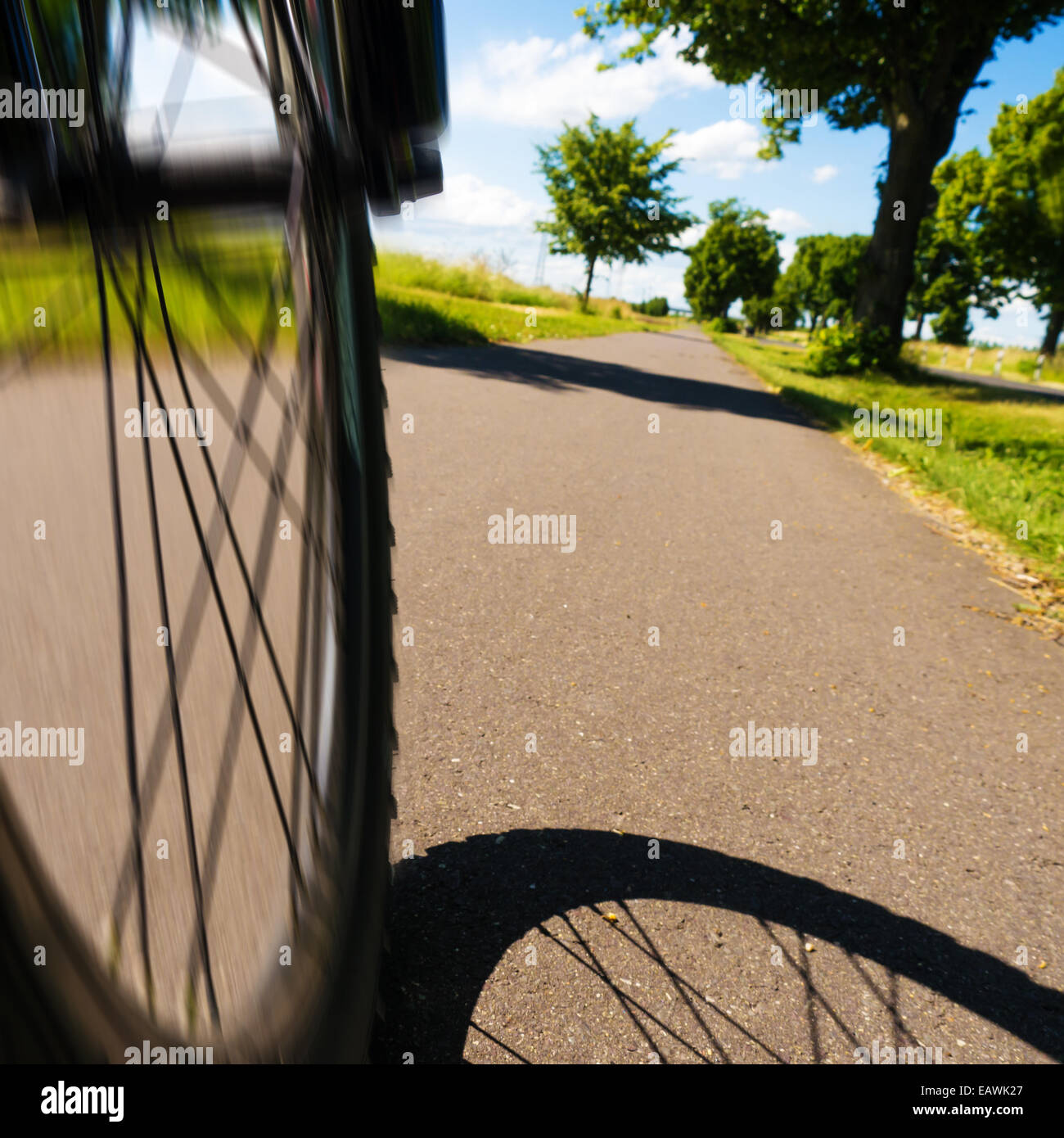 Randonnée à vélo sur un chemin en mode paysage avec ciel bleu Banque D'Images