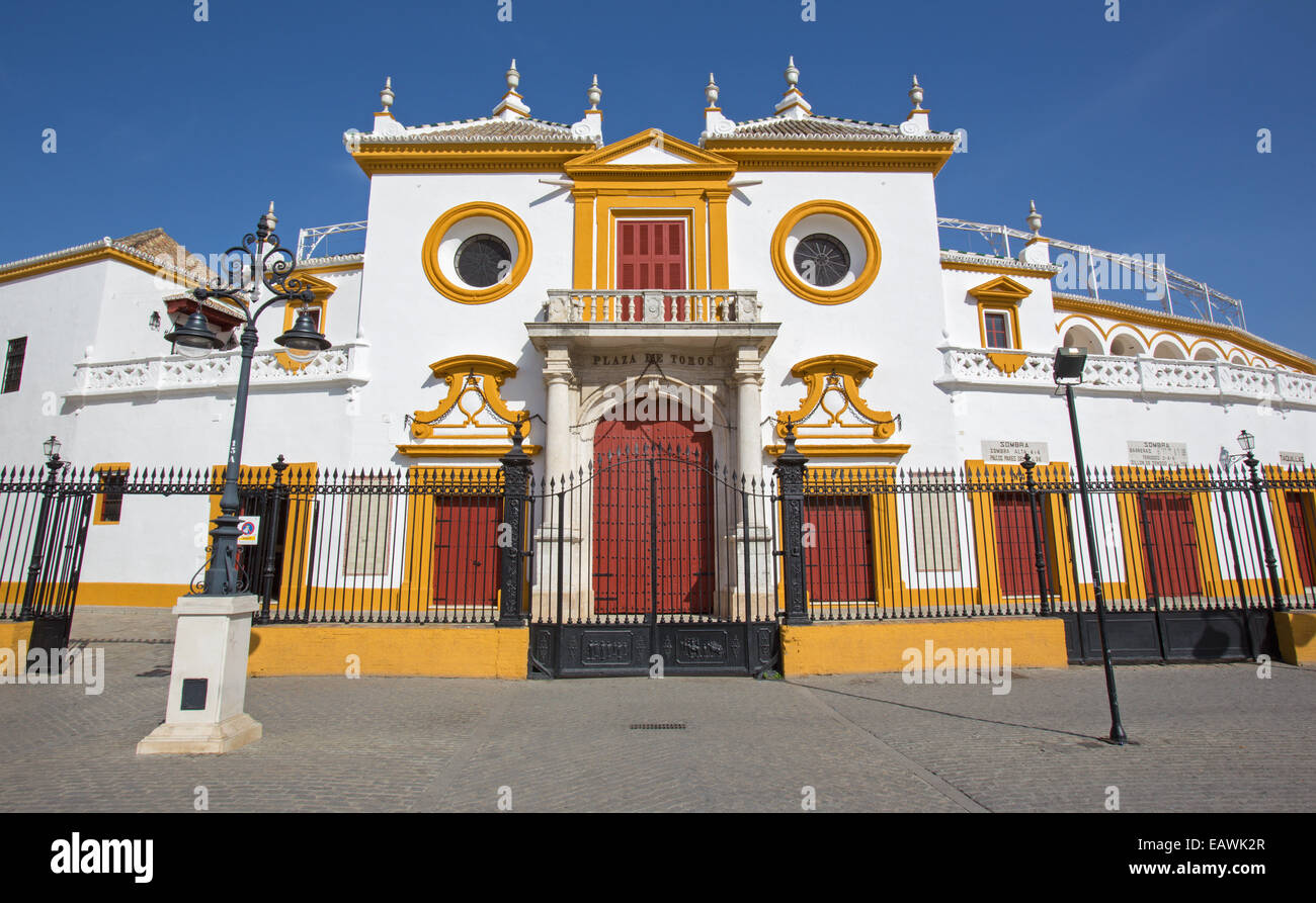 Séville - la façade sur la Plaza del Toros de style baroque. Banque D'Images