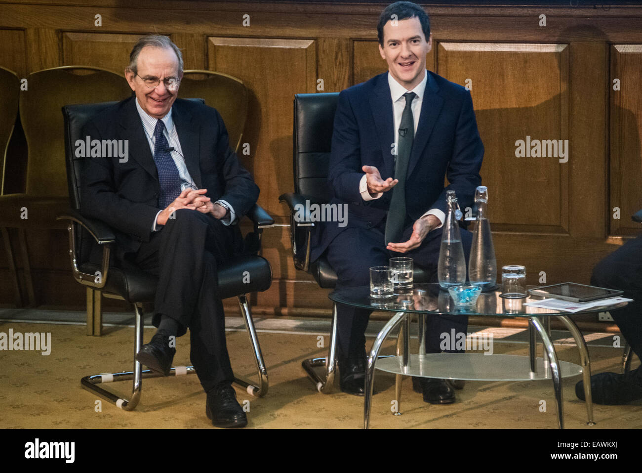 Londres, Royaume-Uni - 21 novembre 2014 : Le Chancelier George Osborne se réunit le ministre italien de l'économie et des finances, Pier Carlo Padoan pour une conférence intitulée "L'avenir de l'Europe comme une zone multi-devises" Cruciatti Crédit : Piero/Alamy Live News Banque D'Images