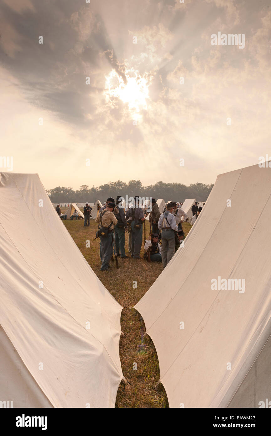 Lever du soleil au camp pendant la première bataille de Manassas de reconstitution de la guerre civile. Banque D'Images