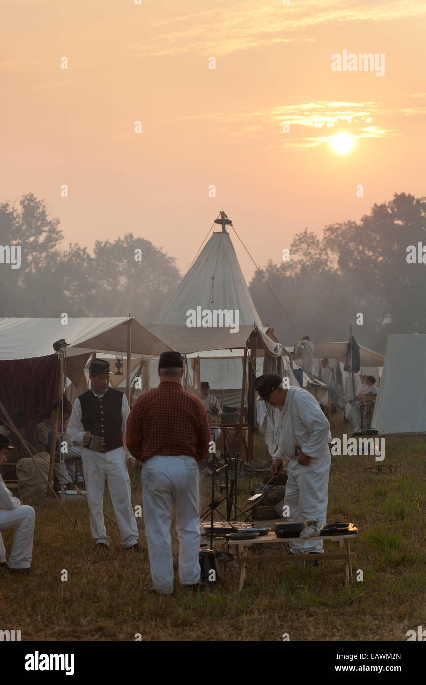 Petit-déjeuner à soldats lever du soleil à une guerre civile reenactment campement. Banque D'Images