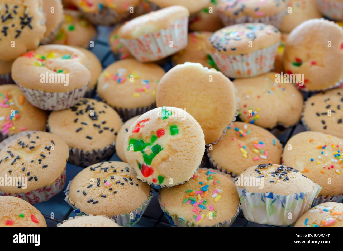Muffins savoureux gâteaux sur une grille de refroidissement Banque D'Images