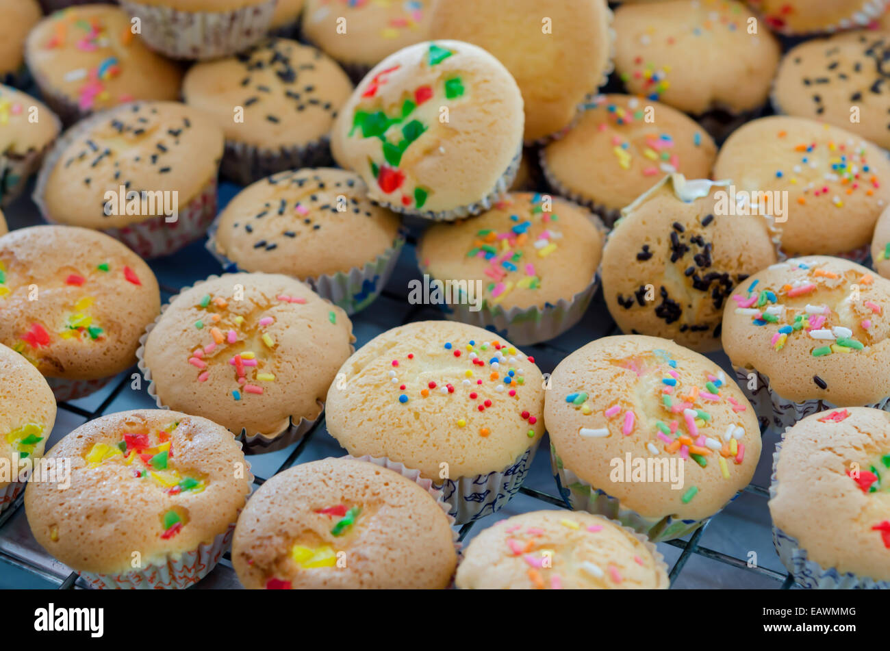 Muffins savoureux gâteaux sur une grille de refroidissement Banque D'Images