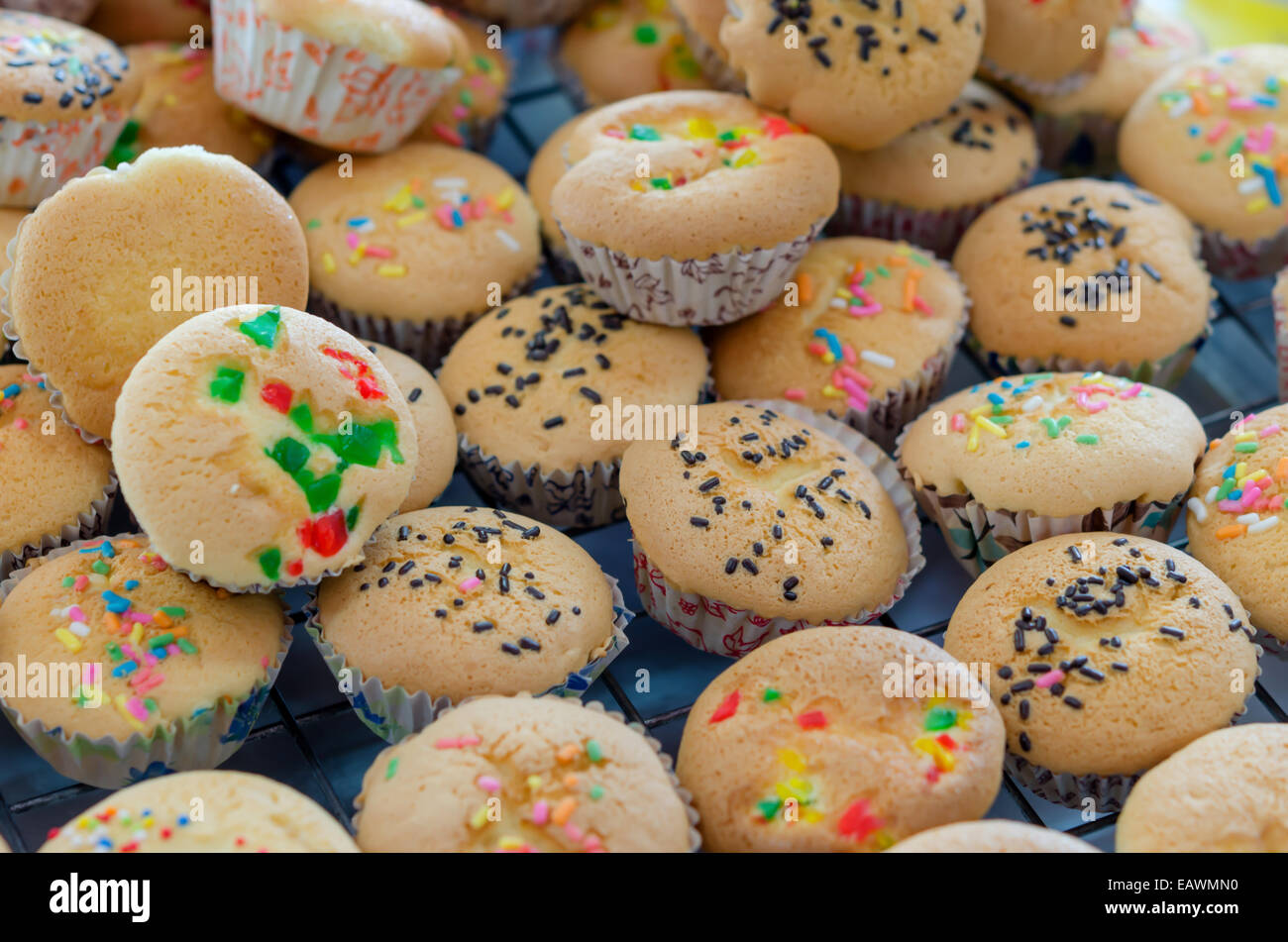 Muffins savoureux gâteaux sur une grille de refroidissement Banque D'Images