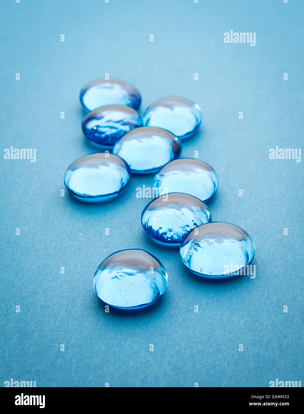 Perles de verre sur fond bleu, selective focus Banque D'Images