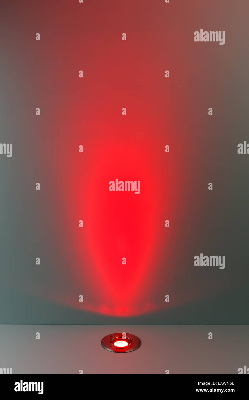 Fond de couleur rouge avec l'ampoule de l'éclairage et l'espace vierge Banque D'Images