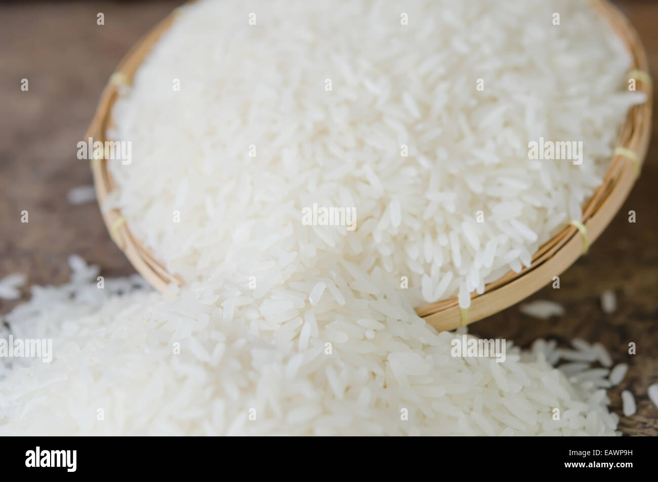 Les grains de riz blanc sur la table en bois Banque D'Images