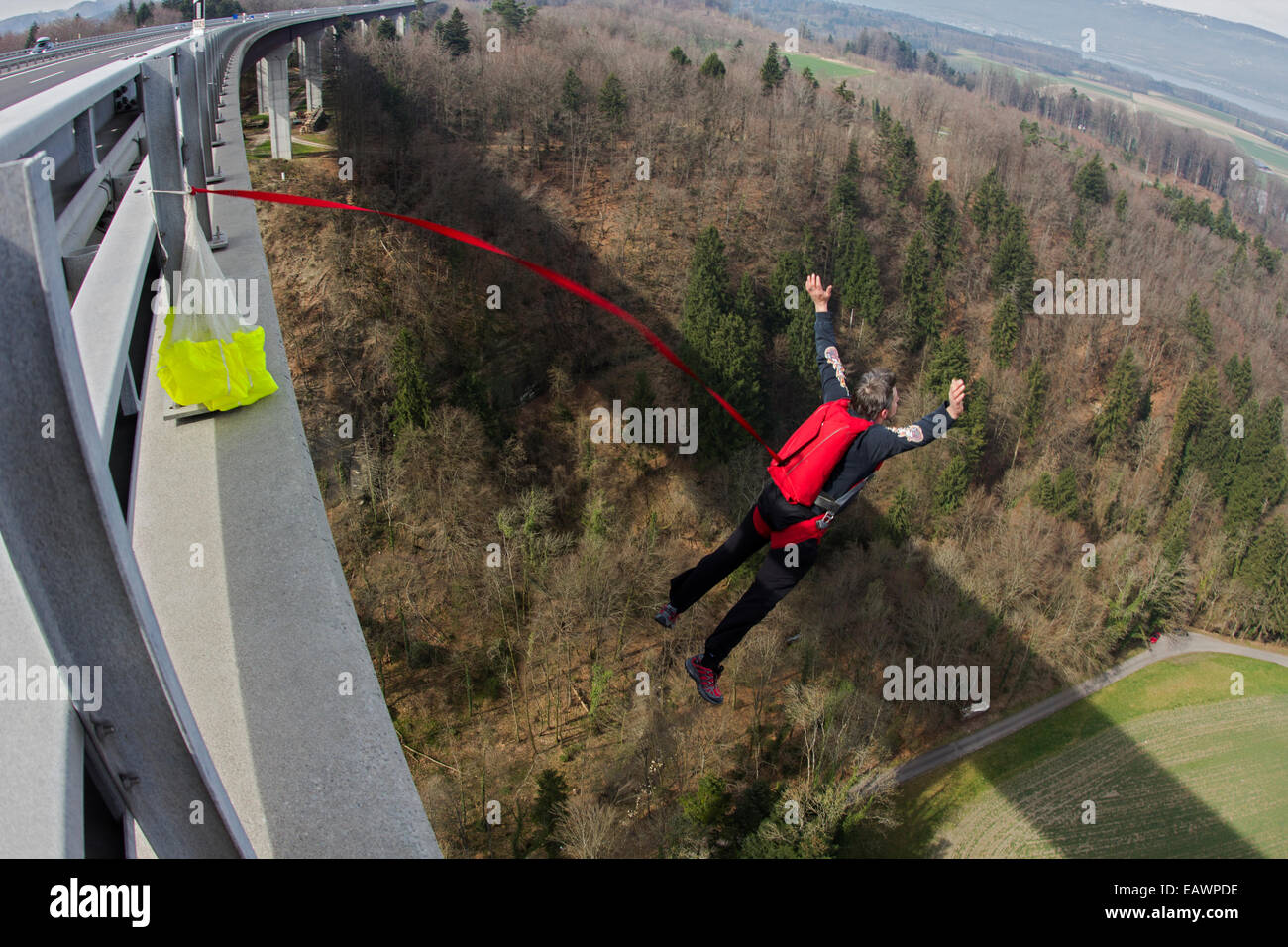 BASE jump depuis un pont. L'ultime coup franc pour faire un objet avec une combinaison de saut sur une ligne statique ci-joint. Le parachute s'ouvre maintenant automatiquement. Banque D'Images