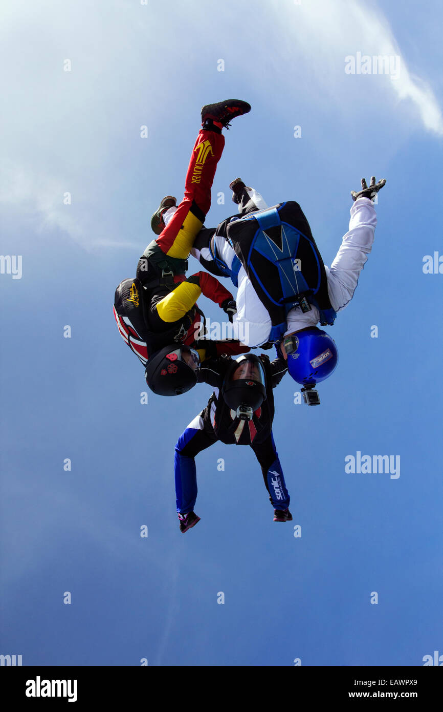 Les parachutistes Freefly sont sur une terre et des paysages spectaculaires champs dans le ciel avec 130 MPH. Banque D'Images