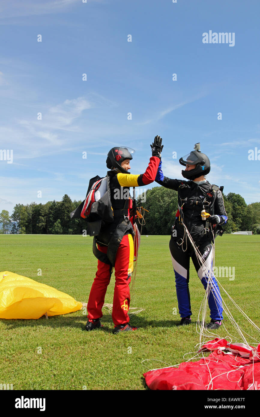 Ces deux parachutistes atterri avec leur parachute et maintenant très heureux d'être enregistrer sur le sol et féliciter les uns les autres. Banque D'Images