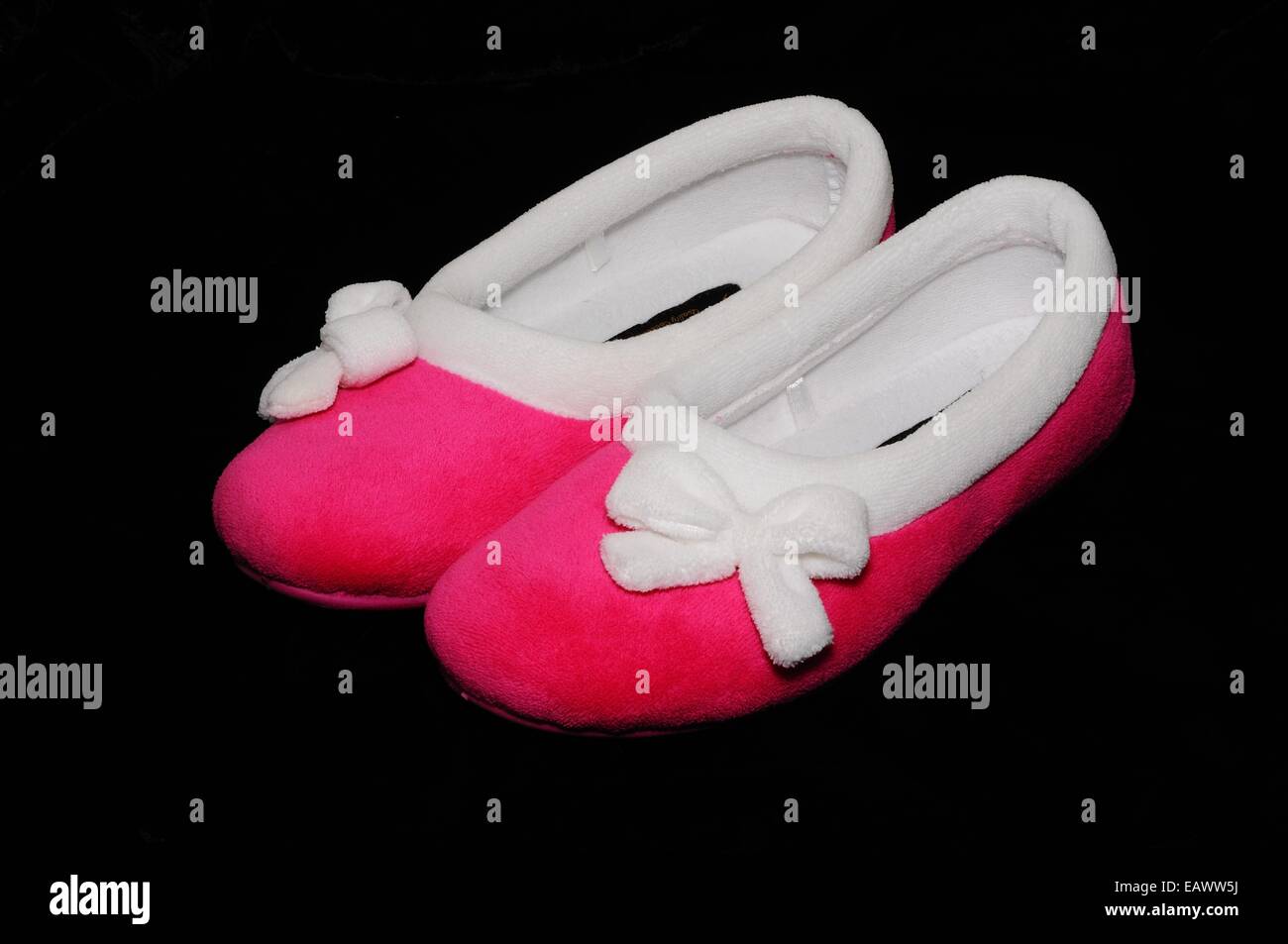 Une paire de dames rose chaussons avec garnitures blanches. Banque D'Images