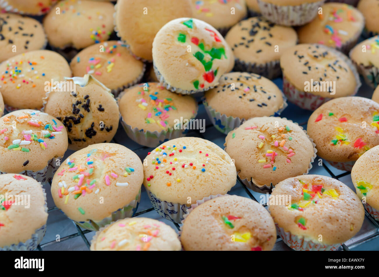 Muffins savoureux gâteaux sur une grille de refroidissement Banque D'Images