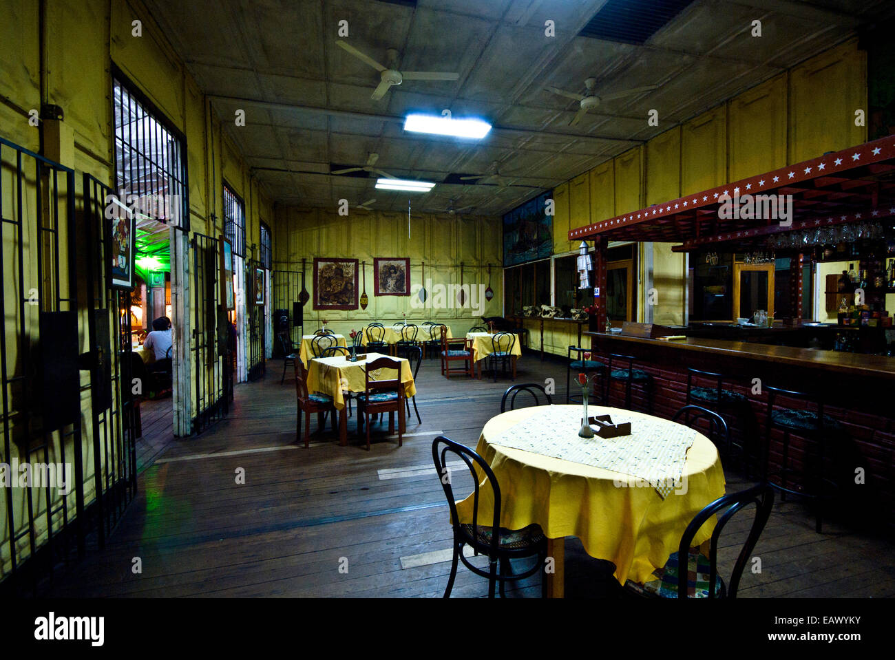 Table de salle à manger et chaises dans un ancien restaurant d'acier dans une ville de l'Amazone. Banque D'Images