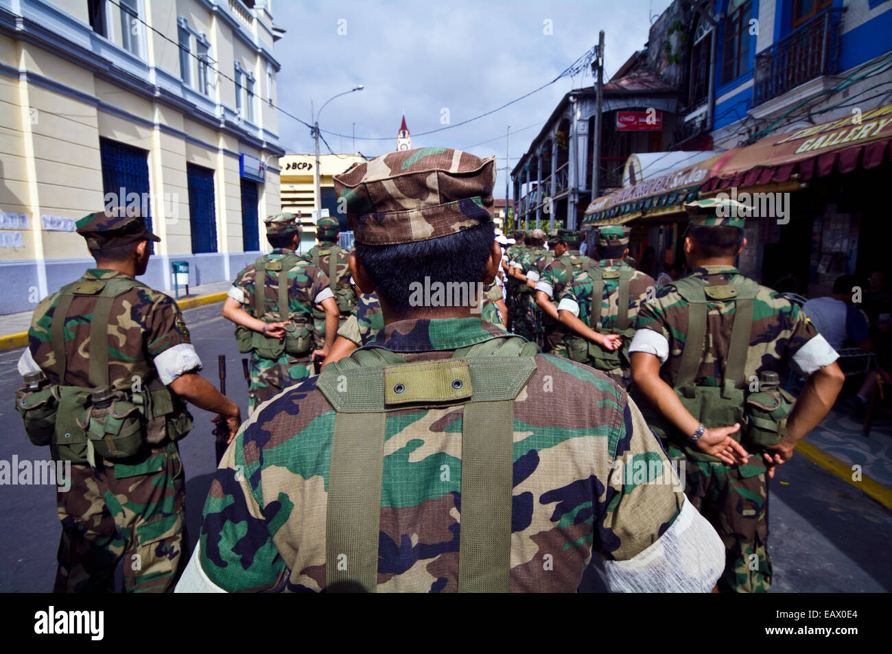 Des soldats de l'armée en formation avec leurs fusils à un défilé militaire en l'honneur de leur pays. Banque D'Images