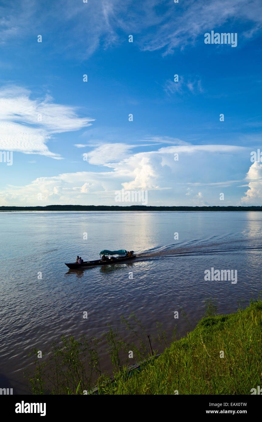 Un taxi d'eau transportant des marchandises et des villageois qui voyagent en amont de marché. Banque D'Images