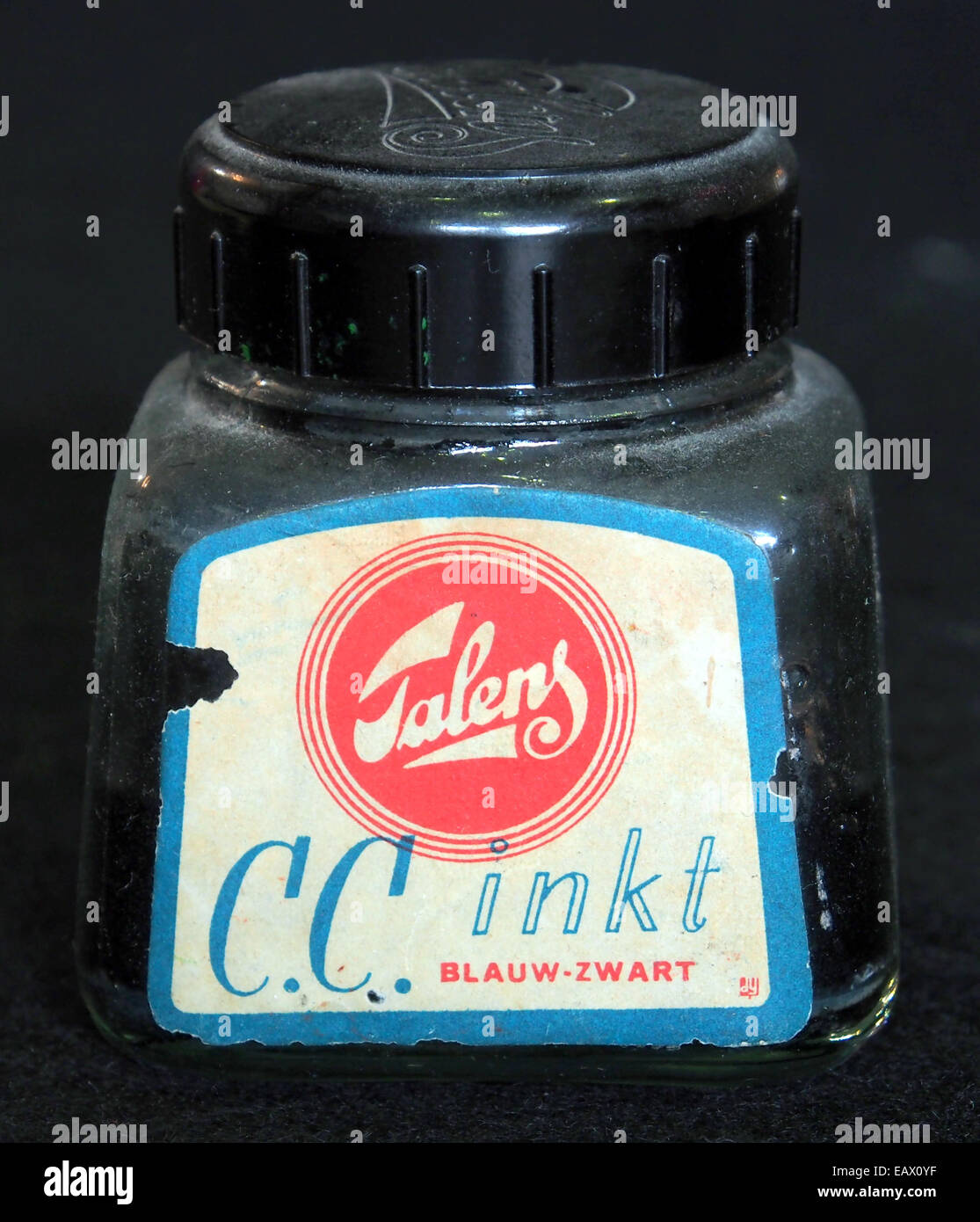 Cette image montre un pot d'encre pour stylo plume Talens CC. Talens est connu pour produire des fournitures artistiques de haute qualité, y compris des encres pour la calligraphie et les fins travaillées Banque D'Images