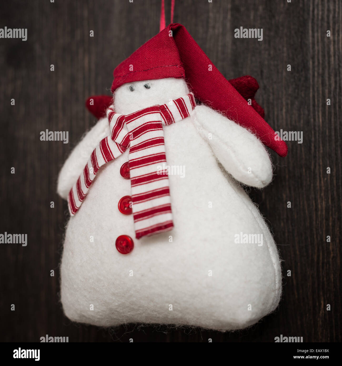 Feutre fait main bonhomme de décoration de Noël. Jouet de Noël. Style vintage, sur fond de bois. Banque D'Images