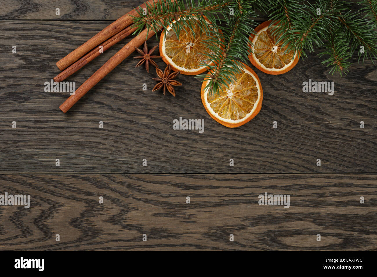 Fond de Noël à la cannelle l'anis et l'orange, table en chêne Banque D'Images