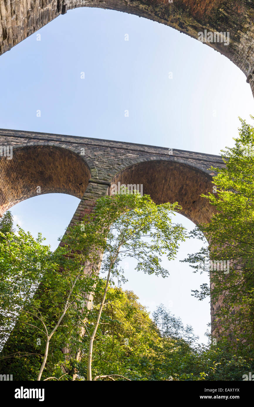 À la recherche jusqu'à un viaduc de chemin de fer avec des arbres autour, chapelle, Milton, Derbyshire Peak District, England, UK Banque D'Images
