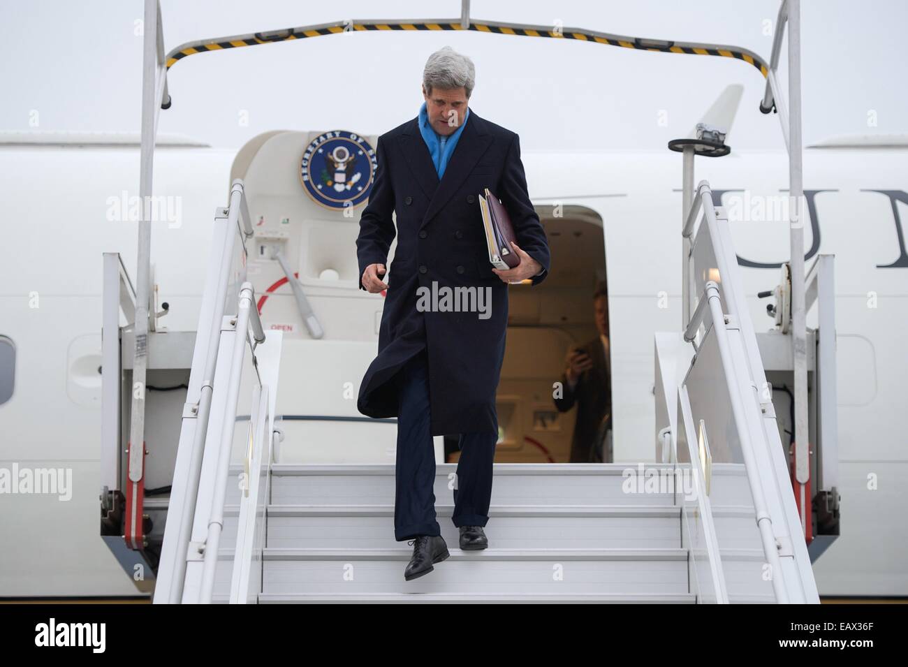 Le secrétaire d'Etat américain John Kerry débarque à son jet de l'Armée de l'air après son arrivée pour des consultations avec le Ministre français des Affaires étrangères Laurent Fabius et le ministre des Affaires étrangères, Saud al-Faisal d'Arabie saoudite à l'avance de négociations avec l'Iran sur le programme nucléaire 20 novembre 2014 à Paris, France. Banque D'Images