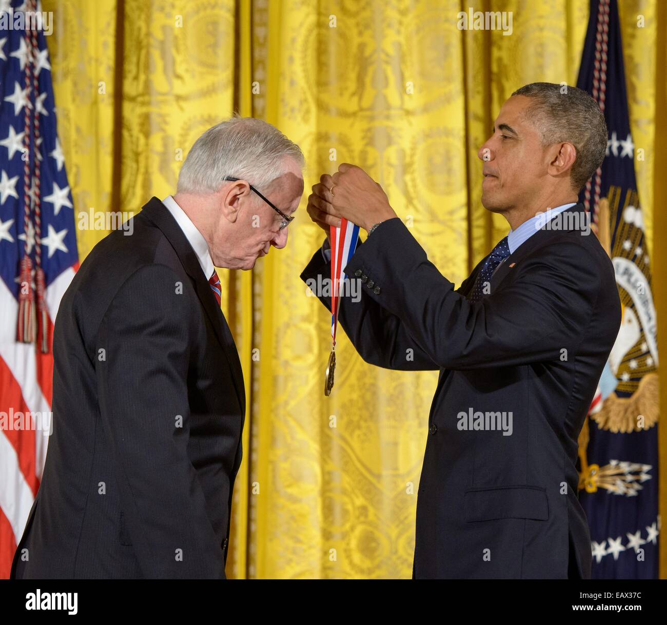 Le président américain Barack Obama décerne la Médaille nationale de la science à Sean Solomon, directeur de la Columbia University's Lamont-Doherty Earth Observatory, lors d'une cérémonie dans l'East Room de la Maison Blanche le 20 novembre 2014 à Washington. Banque D'Images