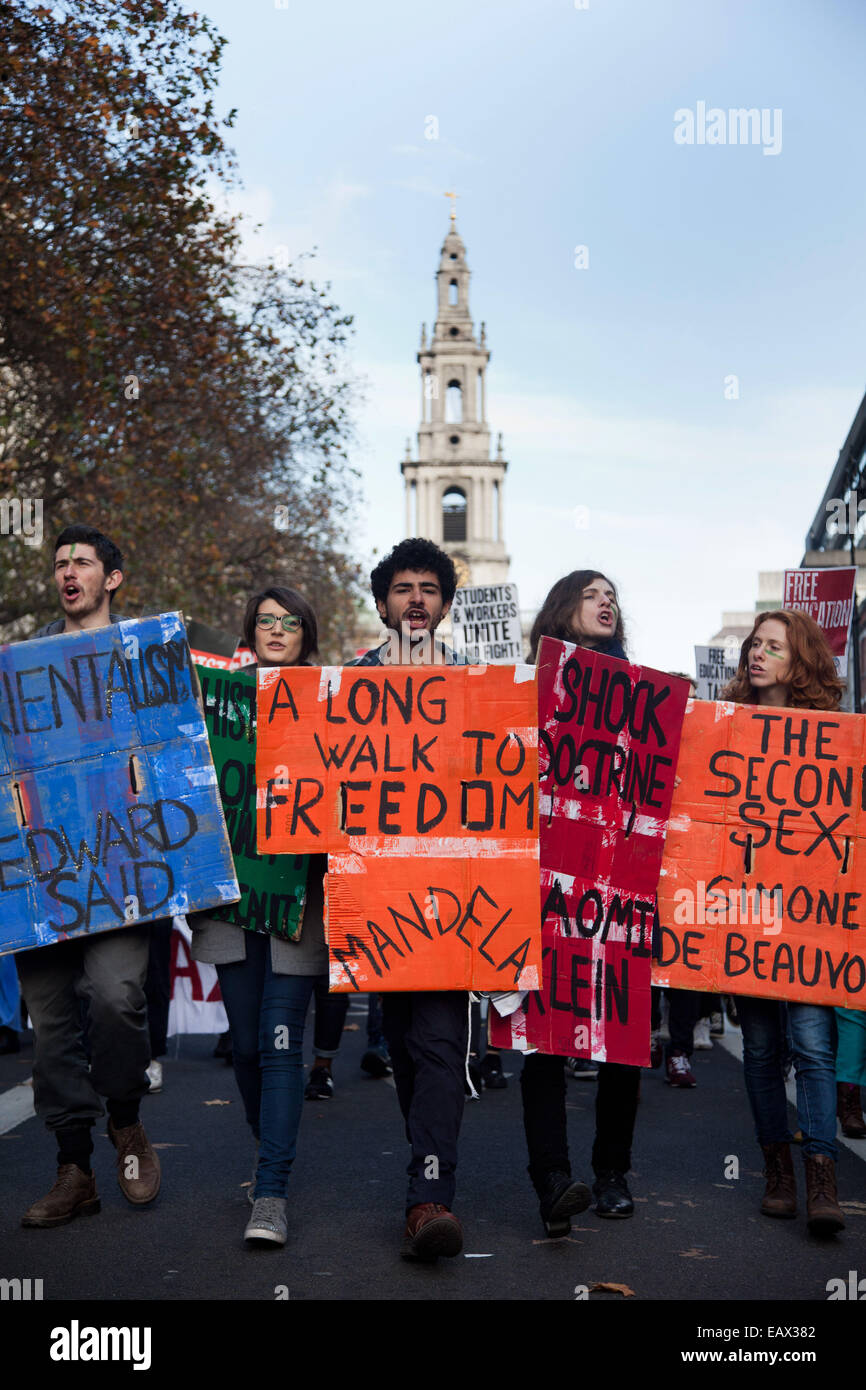 Manifestants étudiants mars avec shields à aime les livres avec différents titres. Banque D'Images