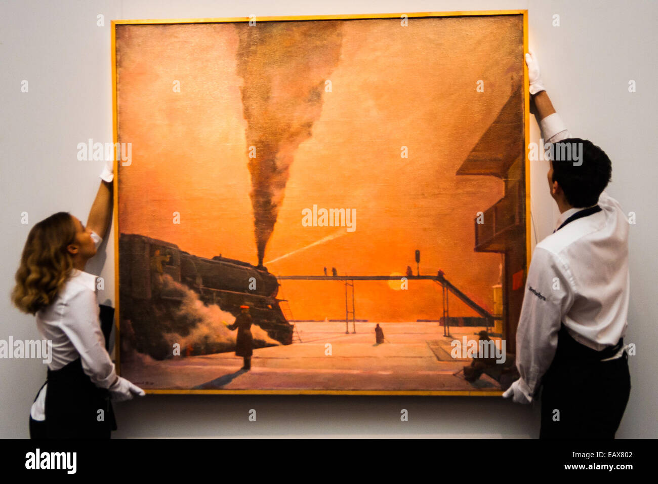 Sotheby's, Londres, 21 novembre 2014. Sotheby's présente l'un de ses plus forts des offrandes de Fédération de peintures, icônes et les œuvres que la célèbre maison de vente aux enchères d'art fête ses 25 ans en Russie. Galerie Photo : accrocher les techniciens du Nissky Georgy En Route, une huile sur toile qui devrait récupérer entre £500 000 et 700 000 livres aux enchères. Crédit : Paul Davey/Alamy Live News Banque D'Images