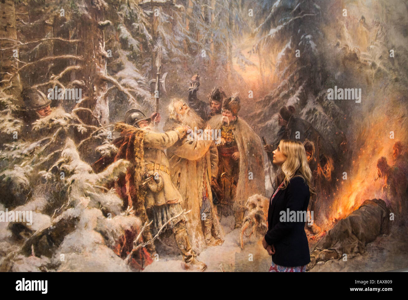 Sotheby's, Londres, 21 novembre 2014. Sotheby's présente l'un de ses plus forts des offrandes de Fédération de peintures, icônes et les œuvres que la célèbre maison de vente aux enchères d'art fête ses 25 ans en Russie. Sur la photo : attendre entre £1,5 - 2,5 millions de livres, le monumental materpiece Makovsky redécouvert t six mètres de large, l'imagerie de la vie des héros légendaire Ivan Susanin qui est crédité d'avoir sauvé la vie de la jeune Mikhail Romanov, fondateur de la dynastie des Romanov Crédit : Paul Davey/Alamy Live News Banque D'Images